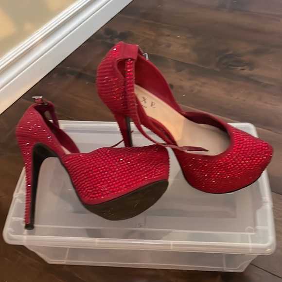 modern Alice in WonderlandJust Fab Red sequin 4.5 inches high heel pump size 6 - Picture 4 of 4